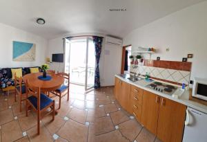 Küche/Küchenzeile in der Unterkunft Apartments Burcul Pag