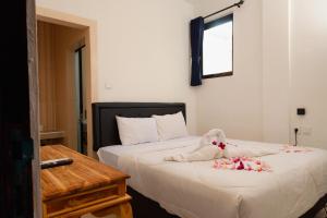 Postel nebo postele na pokoji v ubytování Suardana Inn's + 7 fotografií