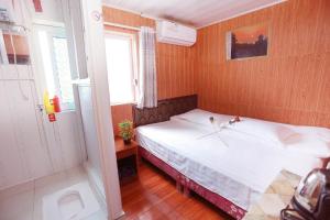 Llit o llits en una habitació de 武当山仙山旅馆景区内店