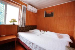 Postel nebo postele na pokoji v ubytování 武当山仙山旅馆景区内店