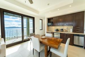 Kuchyň nebo kuchyňský kout v ubytování 360 Splendor 104B-Ocean View Condo-Breakfast Included!