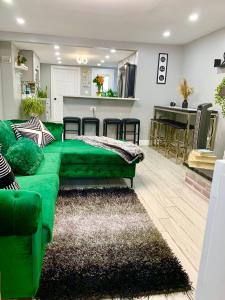 Χώρος καθιστικού στο 3 bedroom Cozy retreat with large backyard