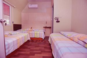 Llit o llits en una habitació de 武当山仙山旅馆景区内店