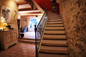 een trap in een huis met een stenen muur bij L'Abri du Poète in Besse-sur-Issole
