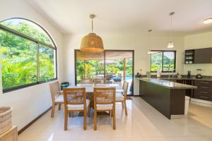 Dapur atau dapur kecil di Casa Callie- 3 Bedroom House With Pool