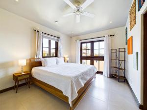 Postel nebo postele na pokoji v ubytování Miraflores 42 Ocean View Condo At Las Catalinas