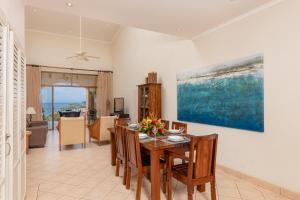 TV a/nebo společenská místnost v ubytování Sunrise 20- 3 Bedroom Ocean View Penthouse Condo