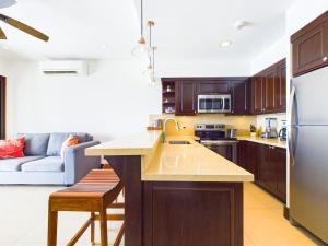 Kuchyň nebo kuchyňský kout v ubytování 360 Splendor 307B-Ocean View Condo-Breakfast