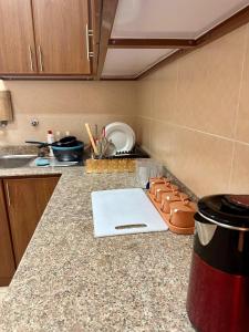 درة صلالة - الدهاريز في صلالة: طاولة مطبخ عليها لوح تقطيع أبيض