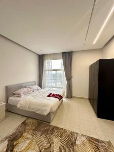 درة صلالة - الدهاريز في صلالة: غرفة نوم بها سرير ونافذة