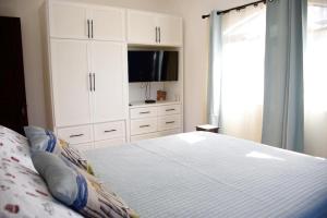 เตียงในห้องที่ Casa Cocoa - 3 Br Home In Playa Langosta
