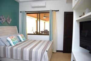 เตียงในห้องที่ Casa Cocoa - 3 Br Home In Playa Langosta