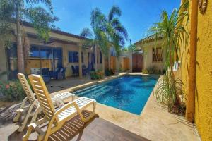 สระว่ายน้ำที่อยู่ใกล้ ๆ หรือใน Casa Cocoa - 3 Br Home In Playa Langosta