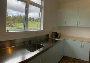 une cuisine avec un évier et une fenêtre dans l'établissement Cottage at Te Kaone, à Broadwood 4 autres photos