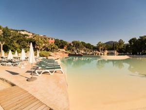 basen z leżakami i parasolami w ośrodku w obiekcie Les Appartements aux Restanques du Golfe de St Tropez - maeva Home - Appartement 2 Pièces 4 Personnes - Confort MAE-3354 w mieście Grimaud