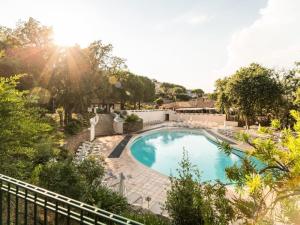 obraz basenu w ogrodzie w obiekcie Les Appartements aux Restanques du Golfe de St Tropez - maeva Home - Appartement avec mezzanine 2 Pièces 4 Personnes - Confort MAE-3700 w mieście Grimaud