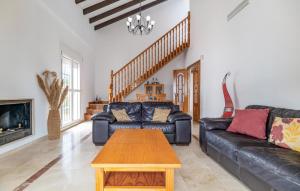 Χώρος καθιστικού στο Nice Home In Chiclana De La Fronter
