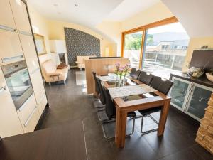een keuken en eetkamer met een tafel en stoelen bij Ahrpartments Comfortable holiday residence in Bad Neuenahr-Ahrweiler