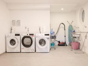 een wasruimte met twee wasmachines bij Ahrpartments Comfortable holiday residence in Bad Neuenahr-Ahrweiler