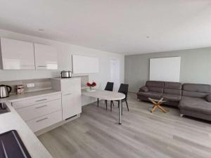 une cuisine et un salon avec une table et un canapé dans l'établissement Naturgeist Comfortable holiday residence, à Nöschenrode