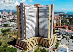 Una vista aérea de un gran edificio en una ciudad. en HomestayKu, en Kuala Terengganu 8 fotos más