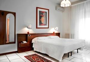 モンテカティーニ・テルメにあるHotel Miramontiのベッドルーム(大型ベッド1台、鏡付)