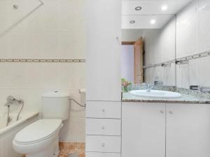 Koupelna v ubytování Spacious holiday home with private terrace