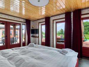 Ένα ή περισσότερα κρεβάτια σε δωμάτιο στο Holiday Home in Friesland near Canal & Lake