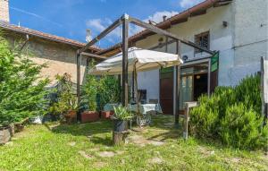 a white umbrella in the yard of a house at Casa Ila in Casasco
