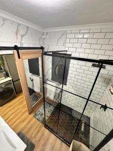 ウムドロティにあるLuxury modern studio apartmentの黒と白のタイルの壁のバスルーム