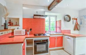 Η κουζίνα ή μικρή κουζίνα στο 4 Bedroom Cozy Home In Monthuchon
