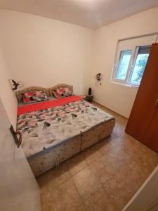 a bedroom with a bed in the corner of a room at Apartment für 6 Personen in Dubrava
