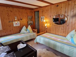 Postel nebo postele na pokoji v ubytování Chalet Gotthelf Gartenstudio, Ferien mit Hund
