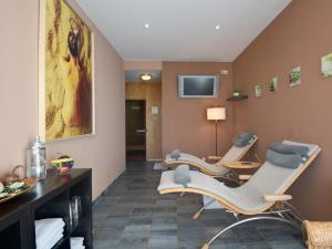 ein Wohnzimmer mit zwei Stühlen und einem Tisch in der Unterkunft Skycity Hotel Atrigon in Klagenfurt am Wörthersee