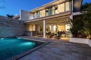 通松海滩Villa Oceane的一栋房子前面有游泳池