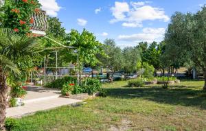 Taman di luar Amazing Apartment In Lozovac With Wifi +19 gambar