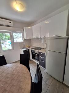 Kuchyň nebo kuchyňský kout v ubytování Apartmani Lisičina