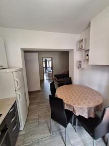 Kuchyň nebo kuchyňský kout v ubytování Apartmani Lisičina