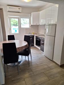 Kuchyň nebo kuchyňský kout v ubytování Apartmani Lisičina
