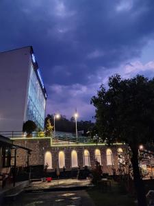 El edificio en el que está la habitación en casa particular
