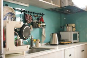 Kuchyň nebo kuchyňský kout v ubytování Loft18 Hostel