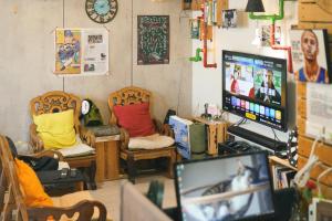 TV a/nebo společenská místnost v ubytování Loft18 Hostel