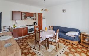 Kuchnia lub aneks kuchenny w obiekcie Apartment Valtursko Polje I
