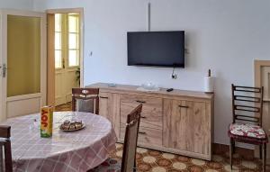 jadalnia ze stołem i telewizorem na ścianie w obiekcie Apartment Valtursko Polje I w mieście Loborika