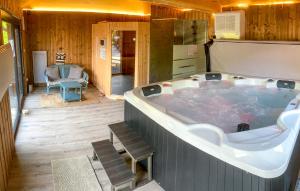 jacuzzi w środku domu w obiekcie Chalet La Calougeotte, jardin, spa et sauna privés w mieście Le Ménil +53 zdjęcia