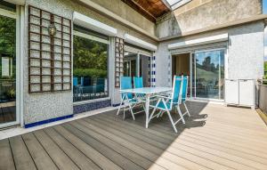 eine Terrasse mit Tisch und Stühlen auf einem Deck in der Unterkunft 4 Bedroom Cozy Apartment In Montreuil in Montreuil + 21 Fotos