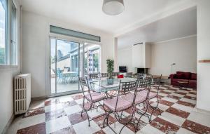 ein Wohnzimmer mit einem Glastisch und Stühlen in der Unterkunft 4 Bedroom Cozy Apartment In Montreuil in Montreuil