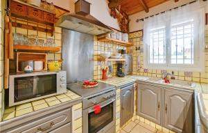 Η κουζίνα ή μικρή κουζίνα στο Lovely Home In Raphèle-Les-Arles