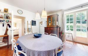 Un televizor și/sau centru de divertisment la Lovely Home In Salignac-Eyvigues