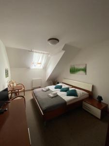 Postel nebo postele na pokoji v ubytování Pivovarský Hotel